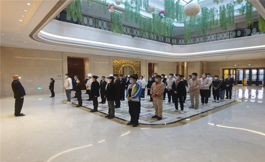 09 酒店公司总经理沈祥组织在岗员工安插工作_副本.jpg