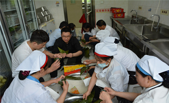 1. 南山总公司组织员工履历包粽子_副本.jpg