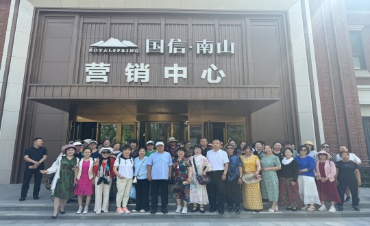 3.经开区活动总会走进4002cc永利集团·南山温泉城合影留想_副本.jpg